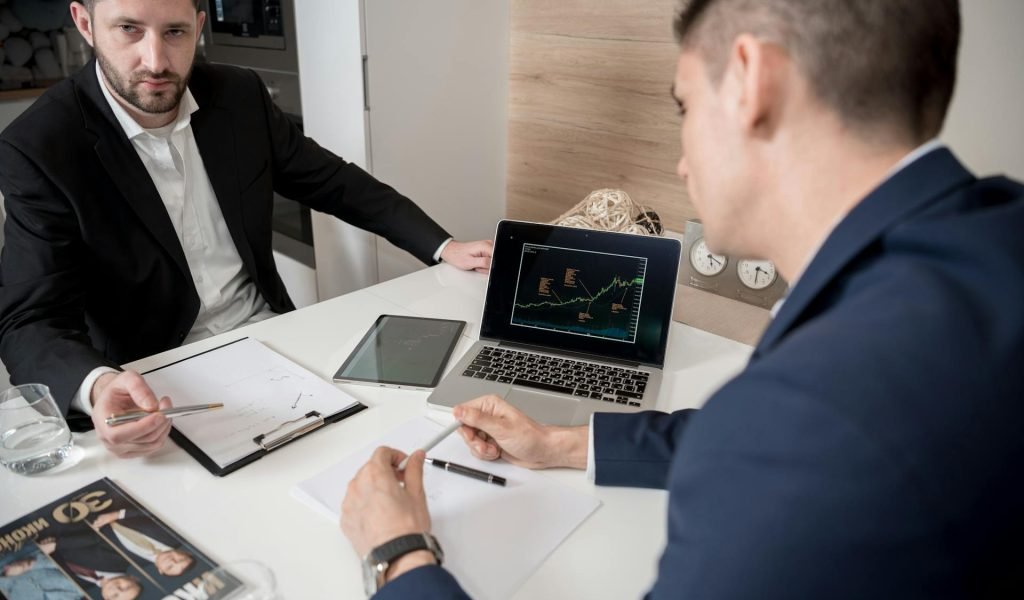 pexels-alphatradezone-7316653